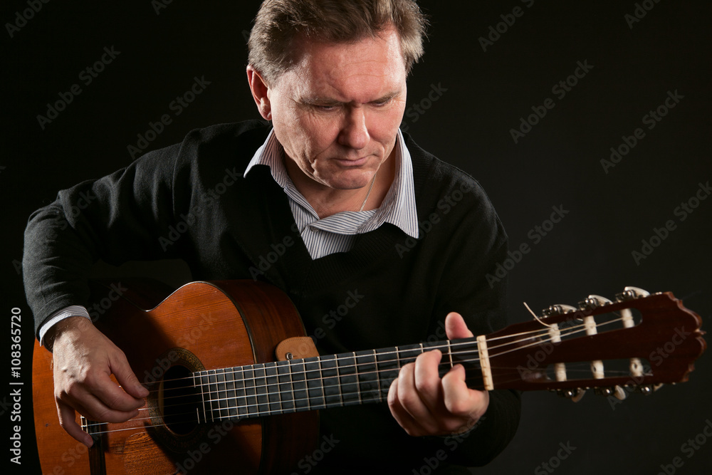 Obraz premium man playing guitar