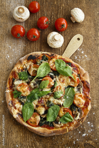 Spinach pizza with tomatoes and cheese