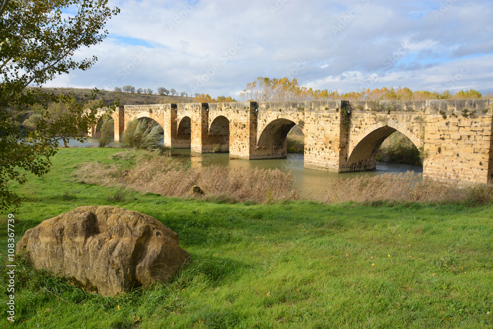 puente de piedra cruzando el río Ebro