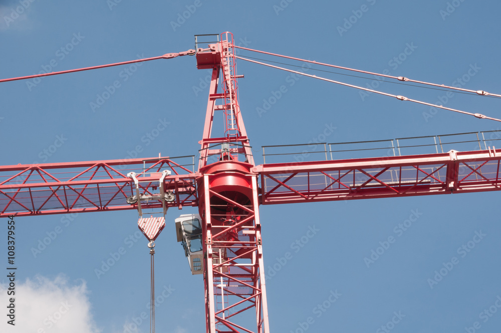 Roter Baukran auf Baustelle