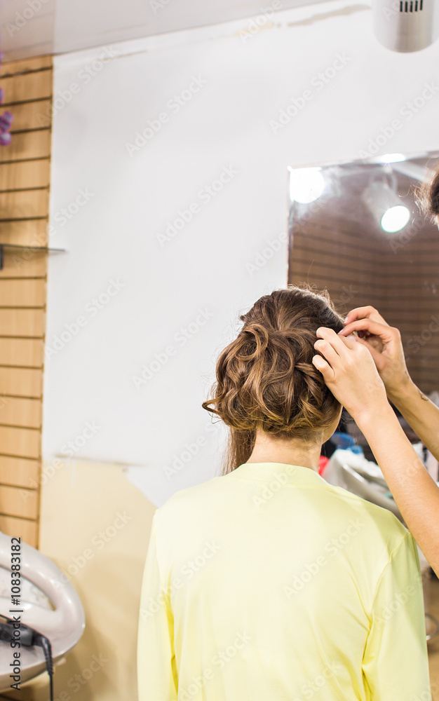Naklejka premium Hair stylist makes the bride before a wedding