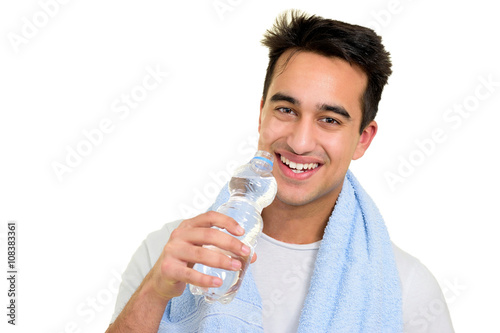 Junger sportlicher Mann mit Wasserflasche