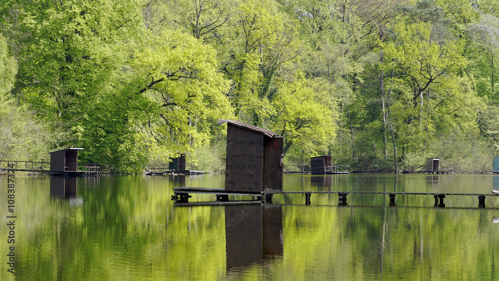 Fischerhütten an einem See im Frühling