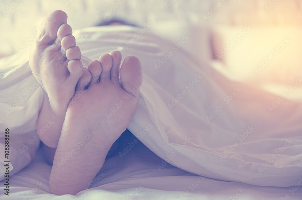 Naklejka premium Close up feet of women sleeping women on bed