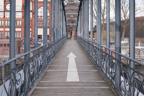 Pfeil auf einer Brücke