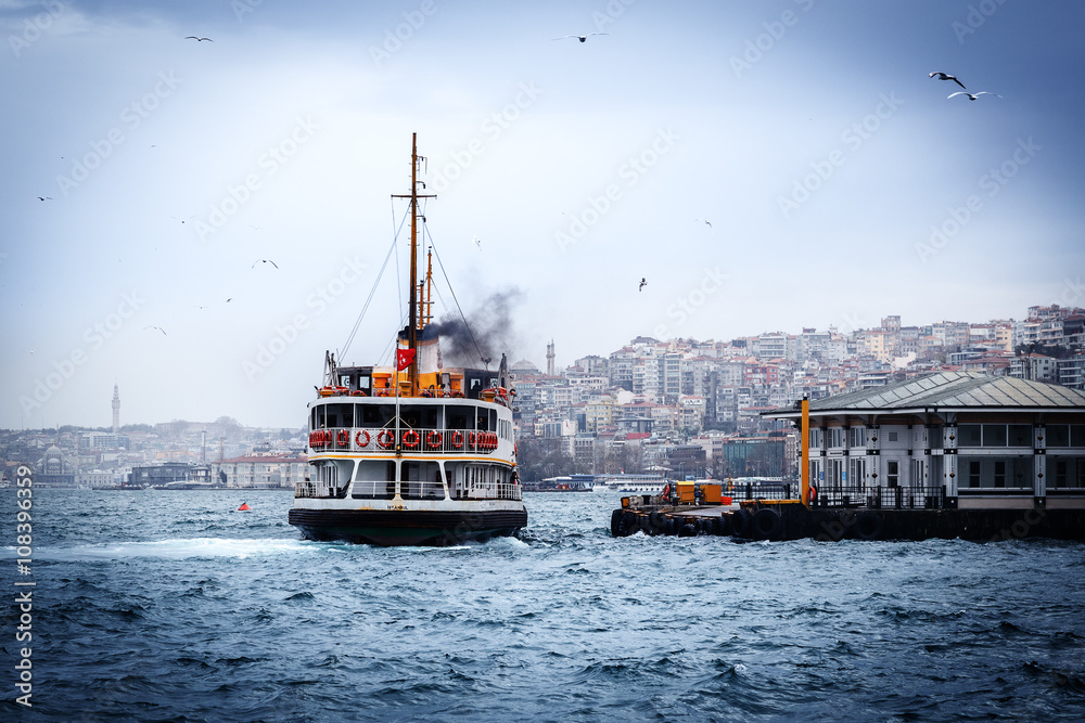 Obraz premium Boat in Golden Horn, Istanbul, Turkey.