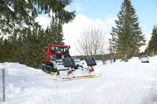 Cross-country skiing place with a piste bully at the side © Yü Lan