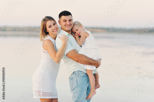 Родители обнимают своего ребенка