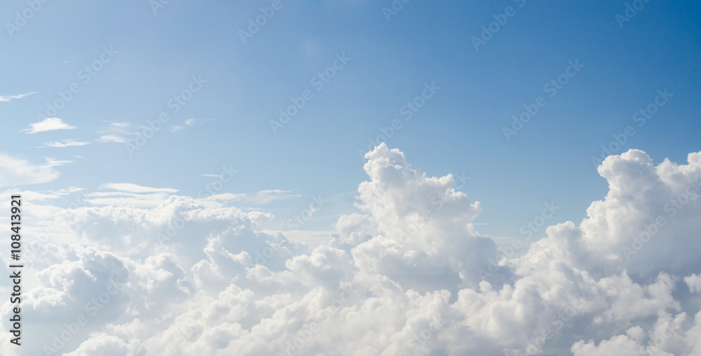 Obraz premium Chmura i niebieskie niebo widok z samolotu