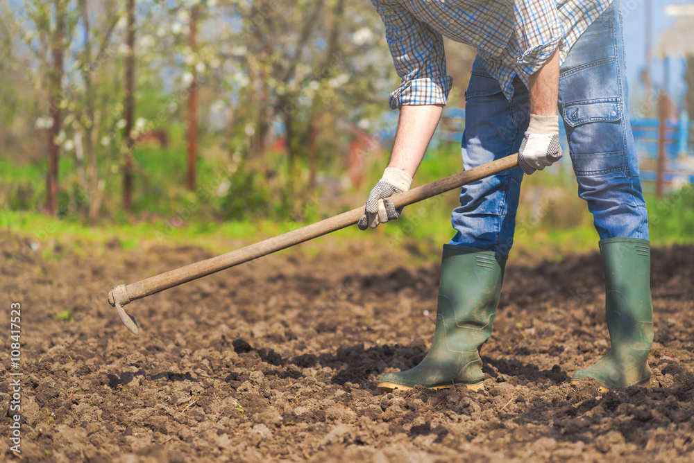 Hoeing soil discount
