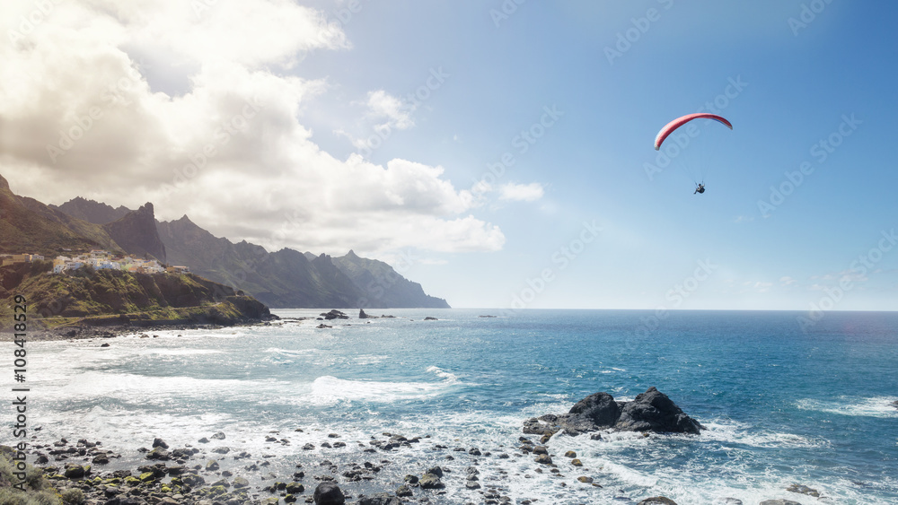 Paraglider über mediterraner Küste Paraglider über mediterraner Küste