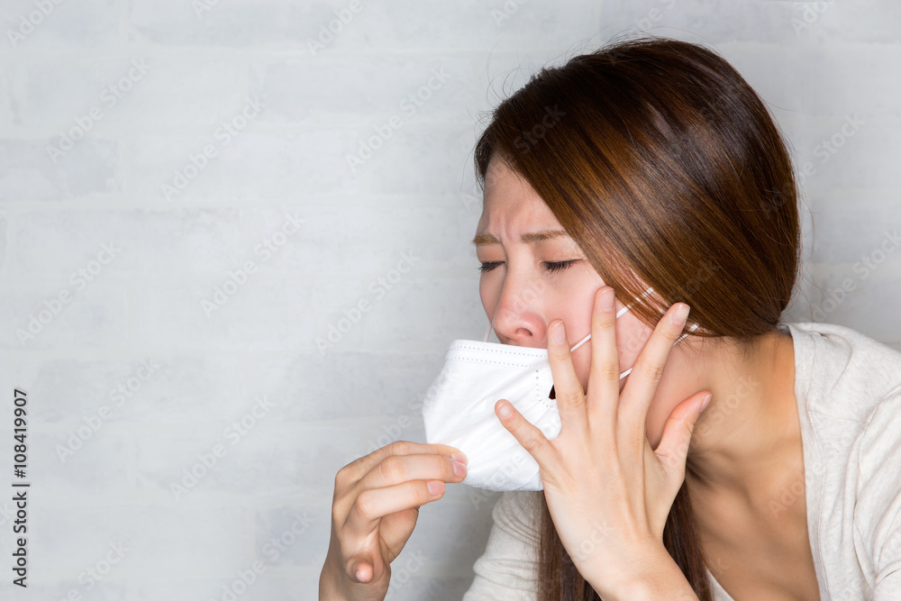 クシャミをする若い女性