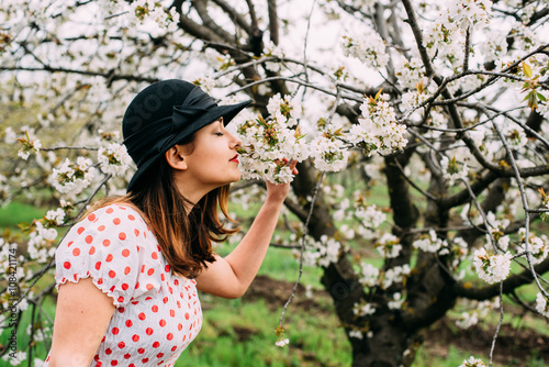 Foto female in vintage clothes in cherry blossom