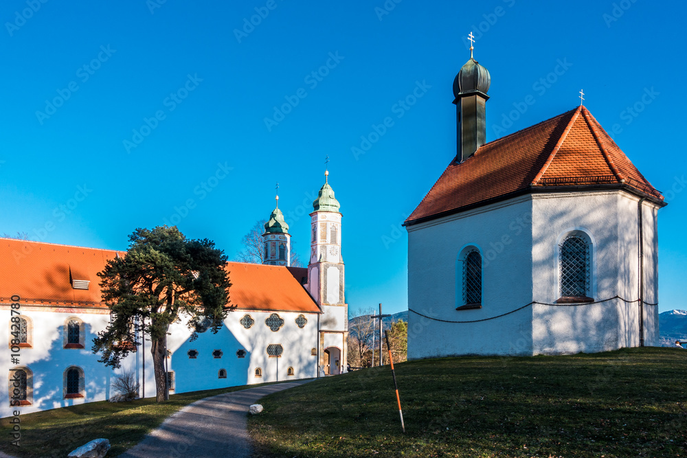 St. Leonhard Kapelle und Hl.-Kreuz-Kirche auf dem Kalvarienberg in Bad Tölz 