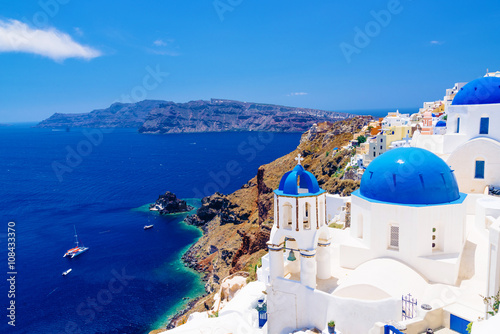 Fototapeta Naklejka Na Ścianę i Meble -  White architecture and churches with blue domes, Oia, Santorini, Greece