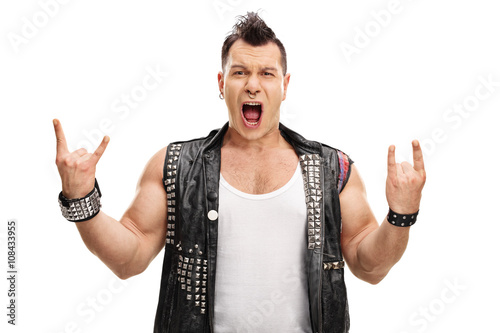 Foto Excited punk rocker making rock gesture