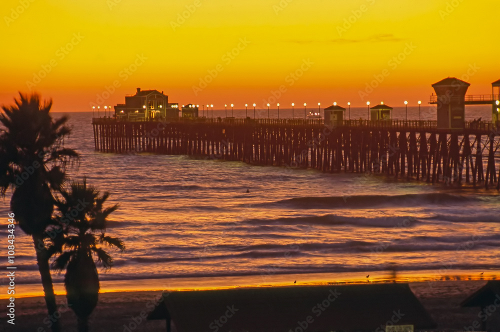 Obraz premium Pier at sunset