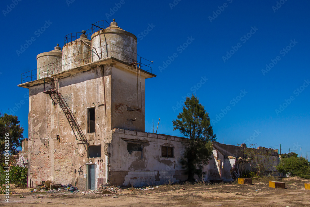 Ruine einer alten Fischfabrik im andalusischen Sancti Petri