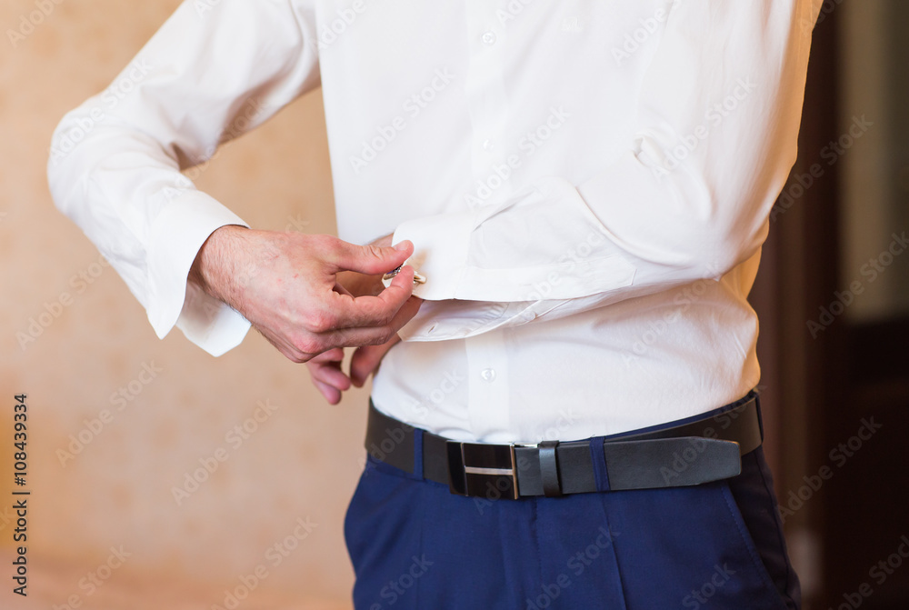 Fototapeta premium men wear a shirt and cufflinks close-up