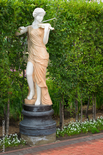 скульптура скрипачки на аллее