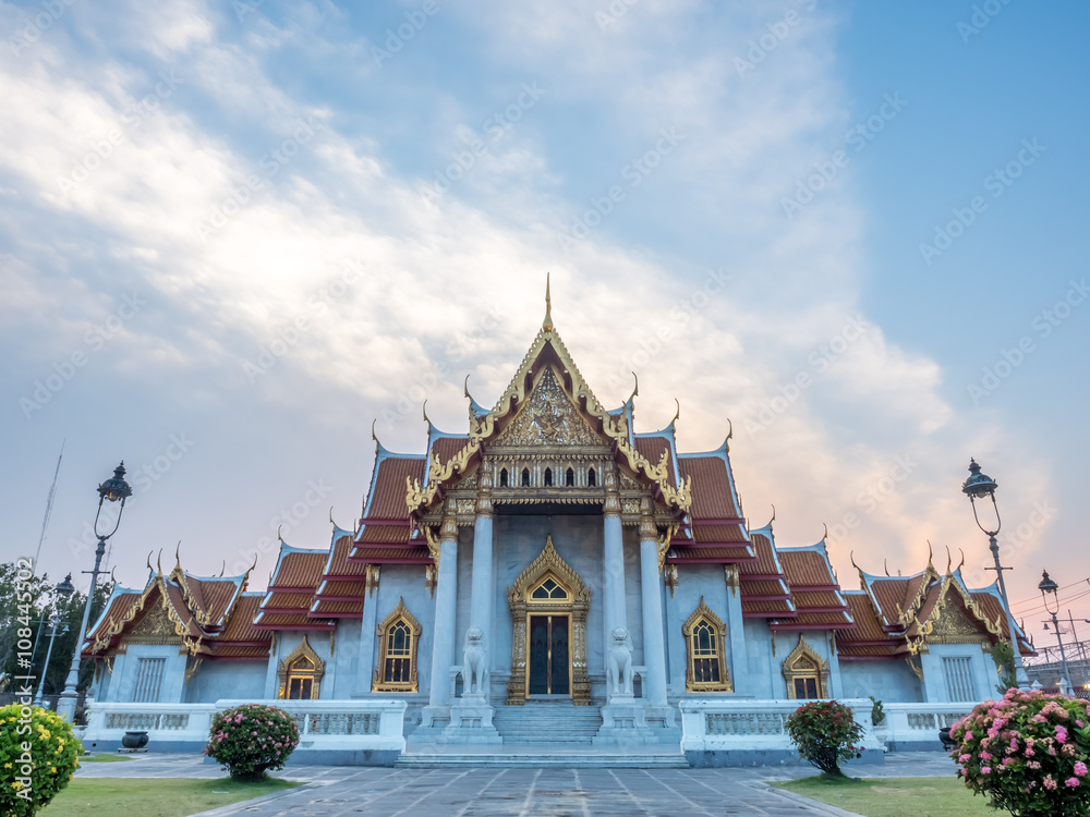 Naklejka premium Marble temple under twilight sky