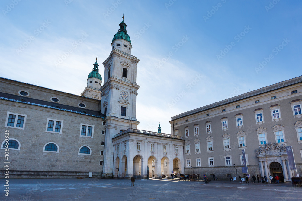 Obraz premium Tourists walking in the Residenceplatz in old town area of Salzburg