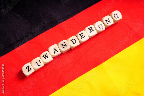 Zuwanderung, Buchstabenwürfel auf Deutschlandfahne