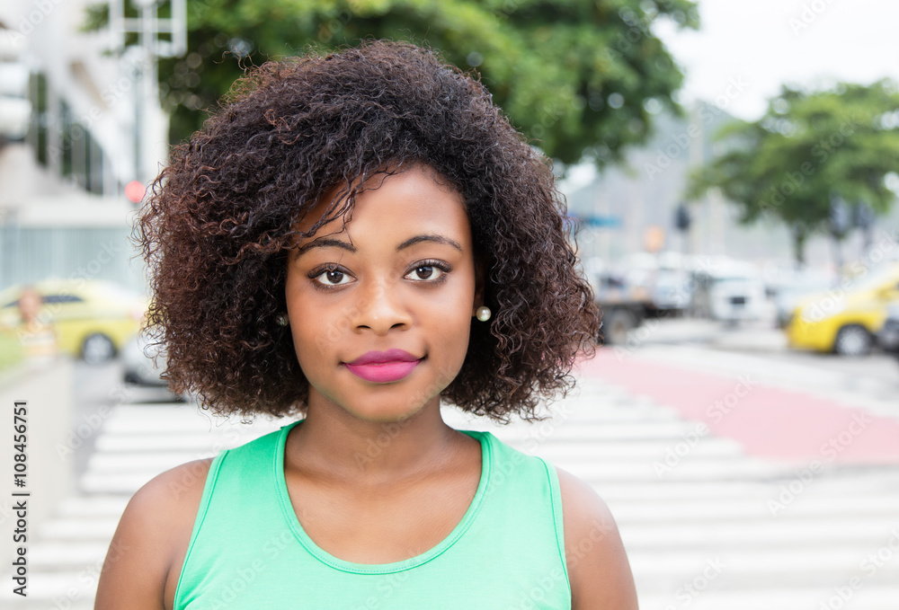 Junge Afrikanerin mit Locken in der Stadt Junge Afrikanerin mit Locken in der Stadt