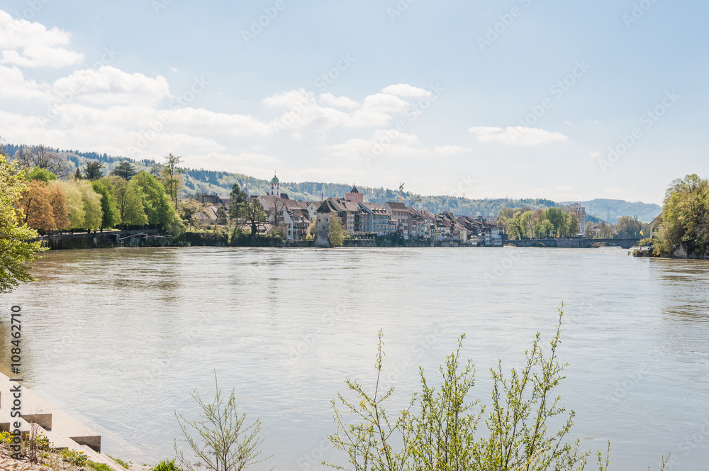 Rheinfelden, Stadt, Altstadt, Rhein, Rheinufer, Rheintreppe, Altstadthäuser, Rheinbrücke, Schleuse, Rheinfschifffahrt, Frühling, Aargau, Schweiz