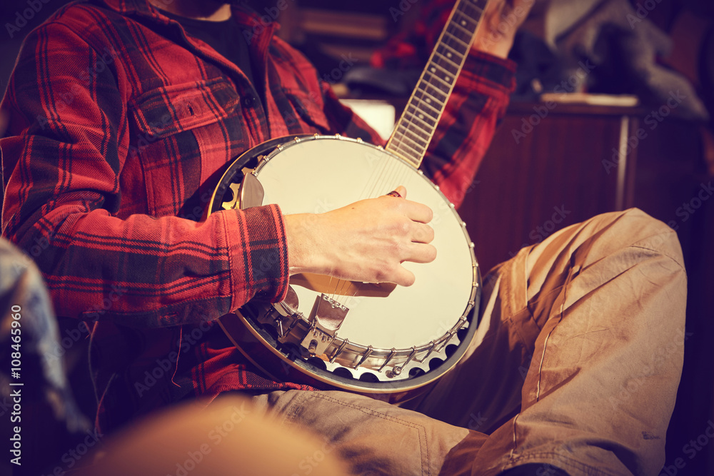 Naklejka premium chłopiec gra na banjo