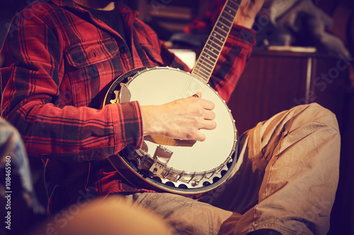 ragazzo suona banjo photo