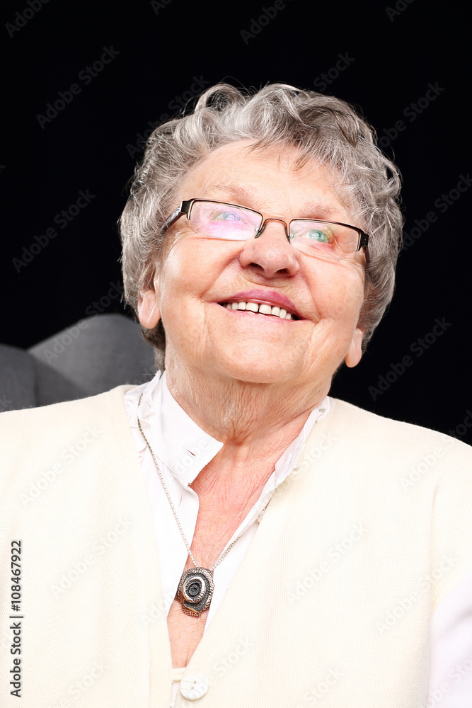 Babcia. Wesoła, uśmiechnięta staruszka siedzi w fotelu - obrazy, fototapety, plakaty 