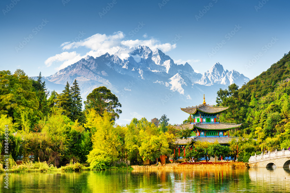 Scenic view of the Jade Dragon Snow Mountain, China - obrazy, fototapety, plakaty 