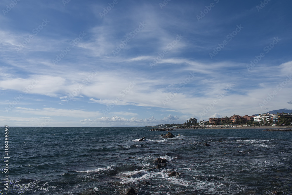 vistas de la playa de Nueva Andalucía en la costa de Marbella, Málaga