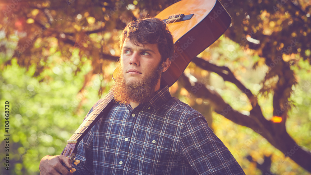 Obraz premium Ragazzo con chitarra al tramonto