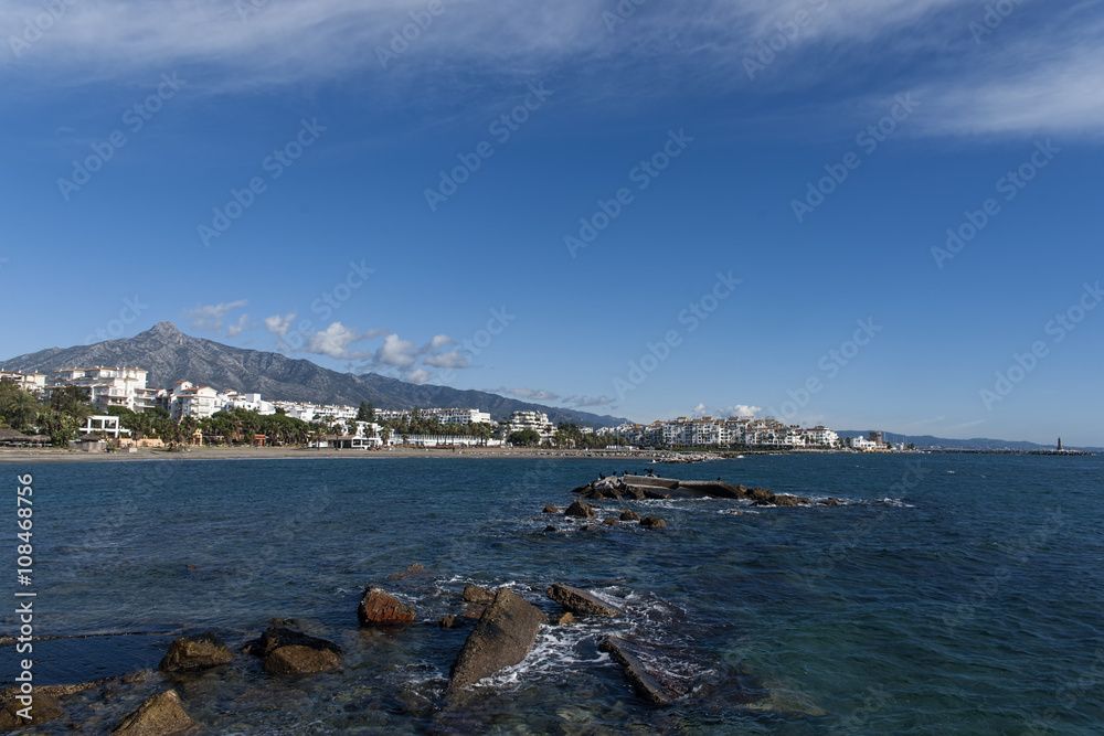 vistas de la playa de Nueva Andalucía en la costa de Marbella, Málaga