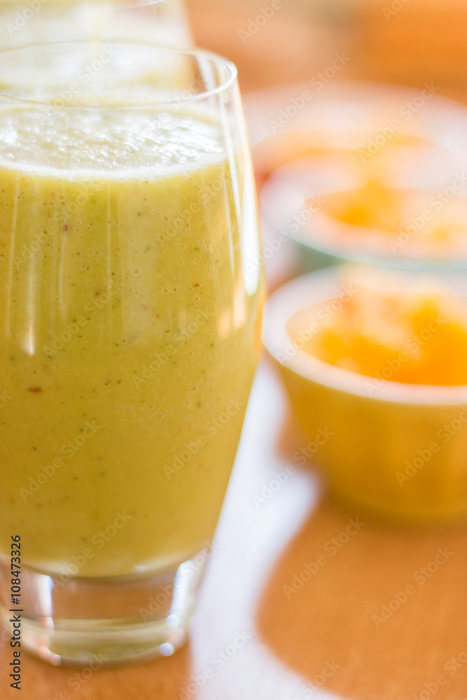 Grüne Smoothies am Früchstückstisch Grüne Smoothies am Früchstückstisch