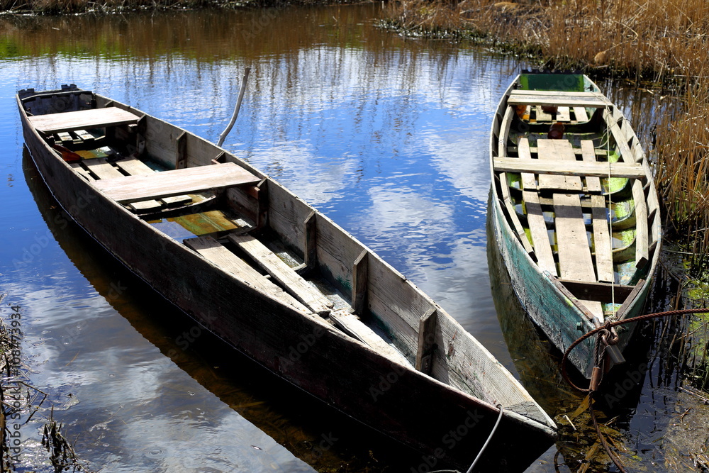 Obraz premium old fishing boats at pier.