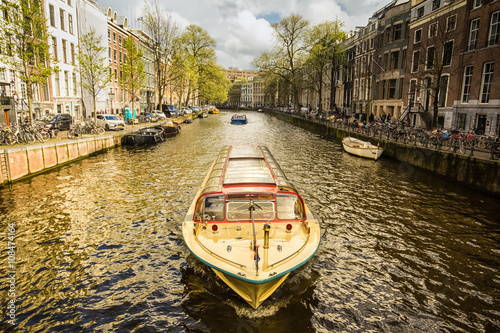 Obraz na płótnie Houses and Boats on Amsterdam Canal w salonie