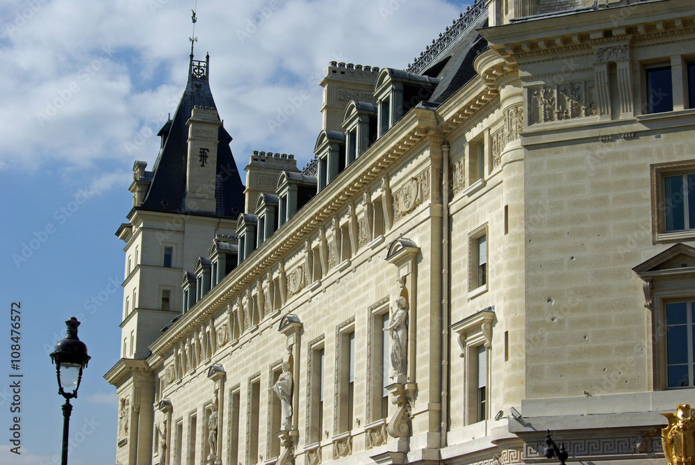 Paris, façade sur Seine du palais de Justice