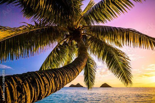 Beautiful Hawaiian Sun Colors over the Pacific Ocean