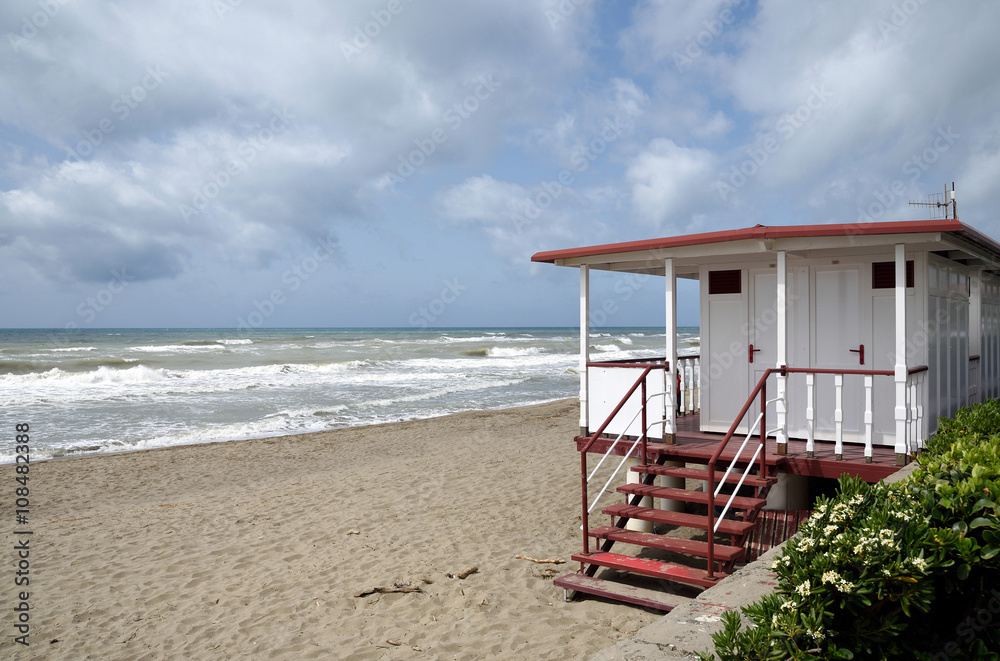 Fototapeta premium spiaggia con stabilimento balneare