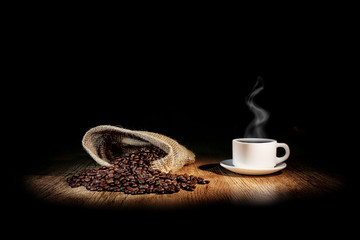 Leinwandbilder Kaffee Bar Weiße Tasse mit gerösteten Kaffeebohnen  © guy