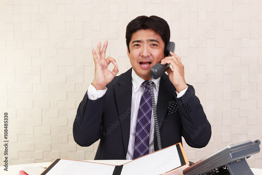 通話中の笑顔のビジネスマン 通話中の笑顔のビジネスマン