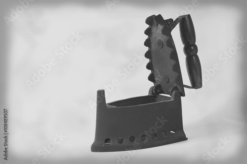 vecchio ferro da stiro in bianco e nero