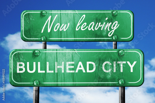 Fotografie Leaving bullhead city, green vintage road sign with rough letter