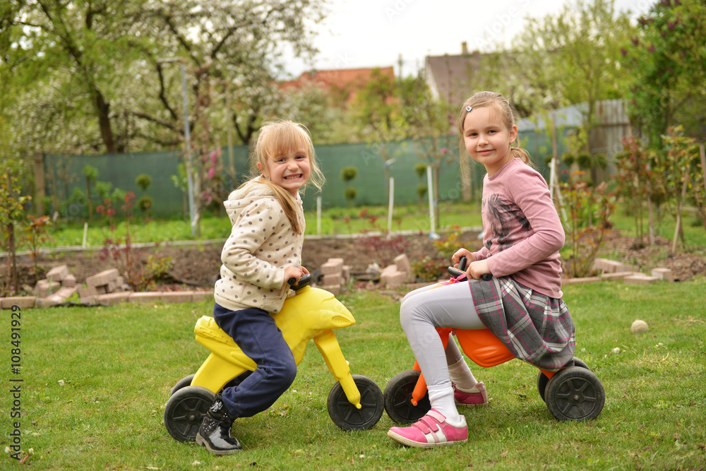 deux soeurs jouant dans le jardin deux soeurs jouant dans le jardin