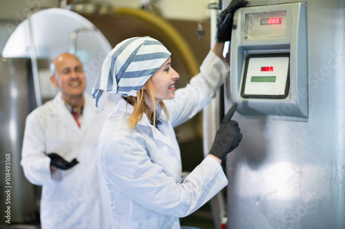 Wallpaper Mural Farm employees working in raw milk sector Torontodigital.ca