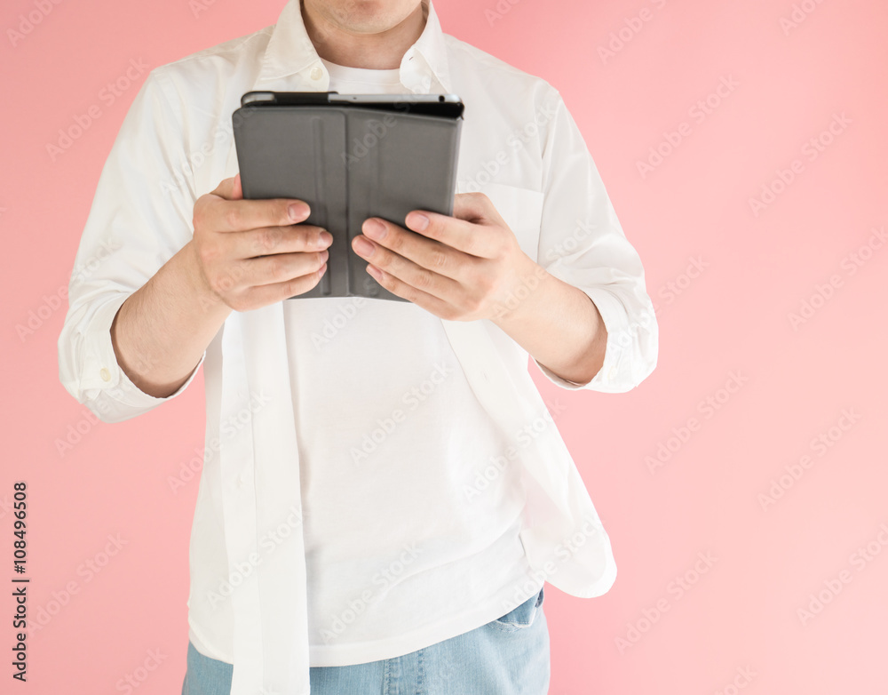 タブレットを見る男性 タブレットを見る男性