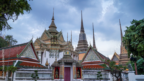 Cuadro en lienzo Phra Mondob at Wat Pho in Phra Nakhon blue overcast